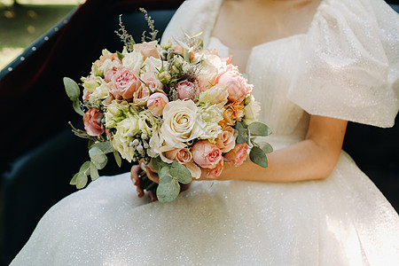 一个美丽的婚礼花束 鲜玫瑰在新娘手中的新娘手里 庆典 裙子图片