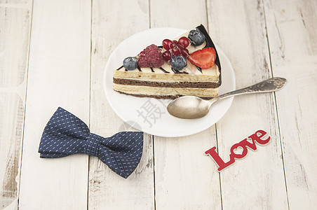 白色盘子上混合白莓切片蛋糕 木本领带上的弓领 快乐父亲节 浆果 糖图片