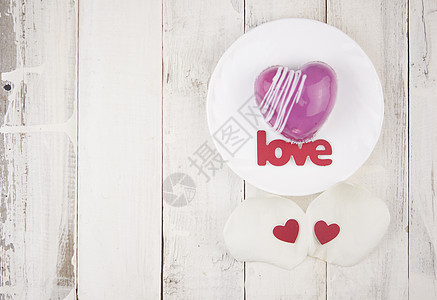 爱和白花瓣玫瑰 红蛋糕以心脏的形状呈现在桌子上 浪漫的约会 多于 食物图片