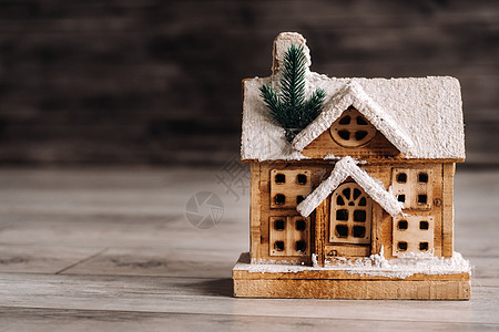 房子地板上的小雪盖着的圣诞小屋 冬房装饰 快乐的 微型图片
