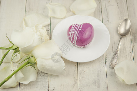 爱和白花瓣玫瑰 红蛋糕以心脏的形状呈现在桌子上 浪漫的约会 乡村 杯子图片