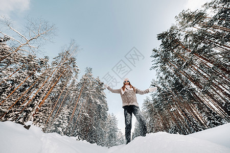 冬天穿毛衣和手套的女孩 站在被雪覆盖的背景上 霜 爱图片