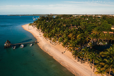 在毛里求斯岛美丽的海滨沙滩上 从毛里求斯岛的鸟瞰图拍摄 海洋 奢华图片