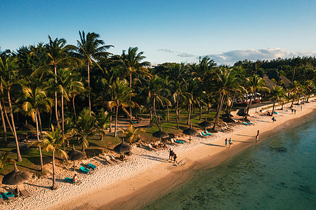 在毛里求斯岛美丽的海滨沙滩上 从毛里求斯岛的鸟瞰图拍摄 冲浪 自然图片