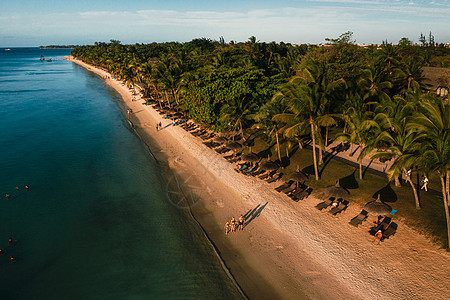 在毛里求斯岛美丽的海滨沙滩上 从毛里求斯岛的鸟瞰图拍摄 天线 奢华图片