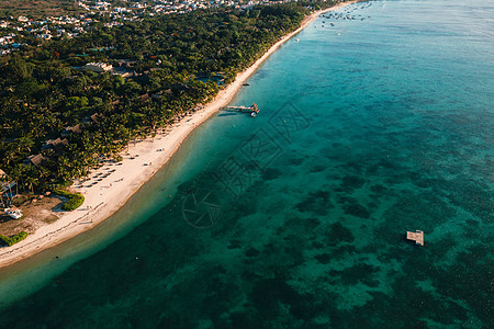 在毛里求斯岛美丽的海滨沙滩上 从毛里求斯岛的鸟瞰图拍摄 自然 莫里斯图片