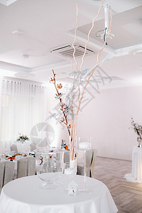 冬时式的餐桌上装饰鲜花的婚桌装饰 浪漫 安装图片
