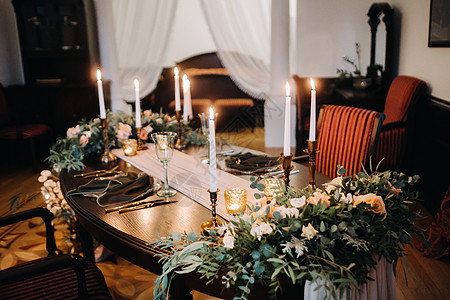 在城堡的桌子上装饰着鲜花的婚桌装饰 烛光晚餐的餐桌布置 装饰风格图片