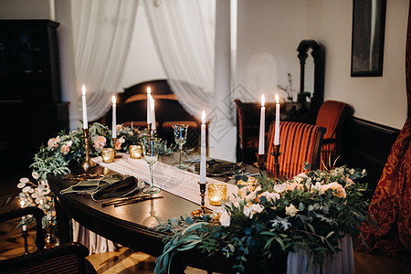 在城堡的桌子上装饰着鲜花的婚桌装饰 烛光晚餐的餐桌布置 餐厅 晚上图片