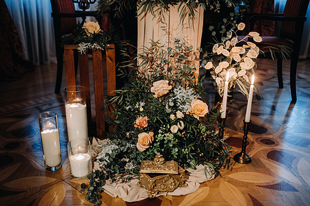 在城堡的桌子上装饰着鲜花的婚桌装饰 烛光晚餐的餐桌布置 蜡烛 浪漫图片