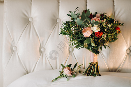 婚礼上装饰的花束 上面有玫瑰和胸衣 浪漫 庆典图片