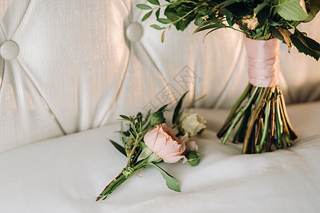 婚礼的装饰品 在椅子和布顿尼耶尔上摆放着花朵和玫瑰 开花 已婚图片