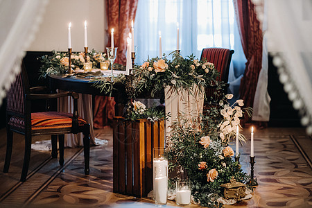 在城堡的桌子上装饰着鲜花的婚桌装饰 烛光晚餐的餐桌布置 烛台 装饰风格图片