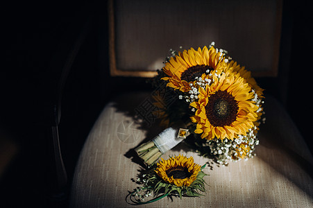 一束向日葵的结婚花束就放在一张古董椅子上 植物 庆祝图片
