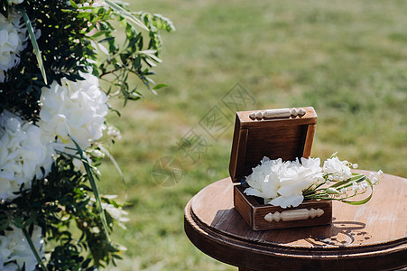 在婚礼仪式上 在首饰盒中的结婚戒指 装饰盒 浪漫图片