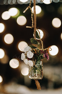 婚礼的装饰挂在烛光晚餐桌旁 用蜡烛做晚餐图片