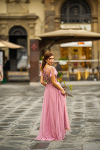 意大利佛罗伦萨老城中心 一位身穿粉红色连衣裙 手捧花束的新娘 美丽的花束 婚礼图片