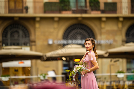 意大利佛罗伦萨老城中心 一位身穿粉红色连衣裙 手捧花束的新娘 婚纱 魅力图片