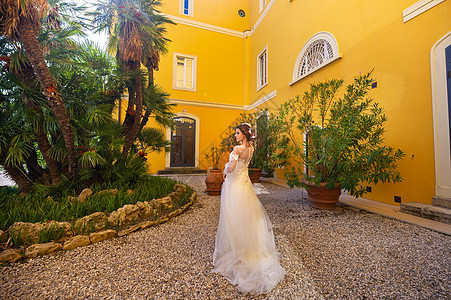 穿着白婚礼服的新娘 从托斯卡纳来的成人新娘 在意大利结婚当天 浪漫 美丽背景图片