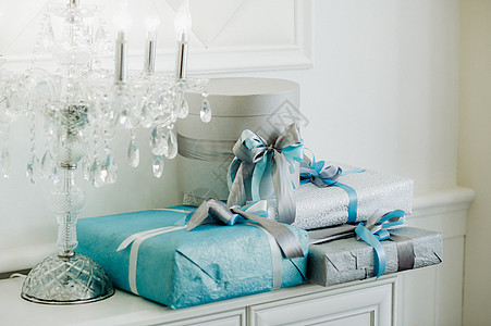 装有蓝纸和银纸的礼品盒放在架子上 弓 周年纪念日图片