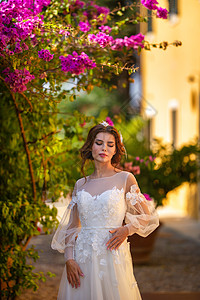 穿着白婚礼服的新娘 从托斯卡纳来的成人新娘 在意大利结婚当天 欧洲 夏天图片