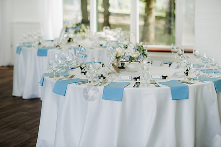 节庆桌用浅色的彩色装饰 配有蓝色餐巾纸和鲜花 没有食物 饭厅 餐饮图片