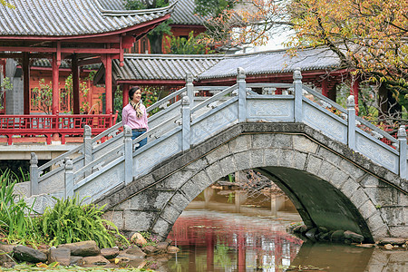 中国云南Dali老城公园的旅游女游客 旅游女游客图片