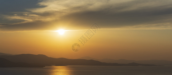 希腊佩利昂半岛爱琴海上空美丽的日落 黎明图片