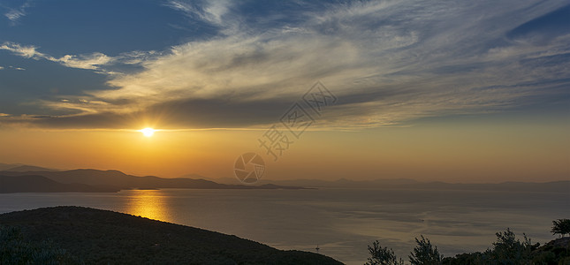 希腊佩利昂半岛爱琴海上空美丽的日落 橙色的天空 夏天图片