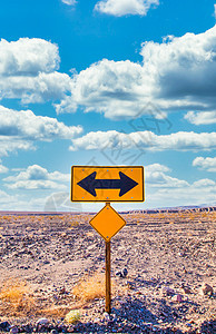 沙漠中的方向标 拥有风景秀丽的蓝天和广阔的地平线 旅行自由和交通的概念 路标 路线图片
