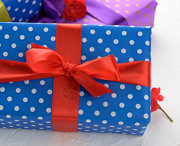 装在节日蓝纸和白色背景带丝绸 生日礼物 惊喜的彩衣盒 念日 祝贺图片
