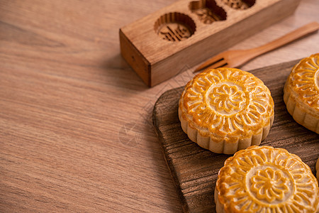 圆形月饼月饼 — 中秋节/中秋节期间的中式传统糕点 木制背景和托盘 特写 甜点 砧板图片
