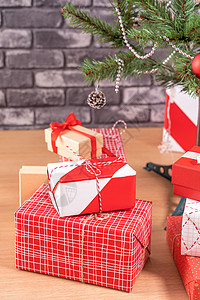 装饰圣诞树 家里有包着美丽的红白礼物 黑砖墙 喜庆设计概念 关门了 笑声 庆典 装饰品图片