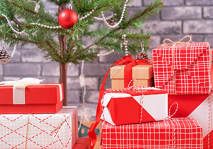 装饰圣诞树 家里有包着美丽的红白礼物 黑砖墙 喜庆设计概念 关门了 笑声 玩具 快乐的图片