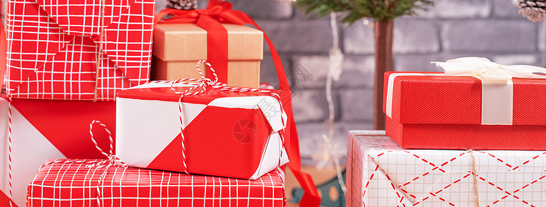 装饰圣诞树 家里有包着美丽的红白礼物 黑砖墙 喜庆设计概念 关门了 笑声 装饰品 墙纸图片