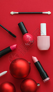 用于美容品牌圣诞促销的化妆品和化妆品产品套装 豪华红色平面背景作为假日设计 指甲油 圣诞节图片