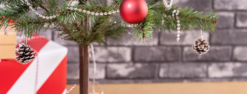 装饰圣诞树 家里有包着美丽的红白礼物 黑砖墙 喜庆设计概念 关门了 笑声 圣诞老人 庆典图片