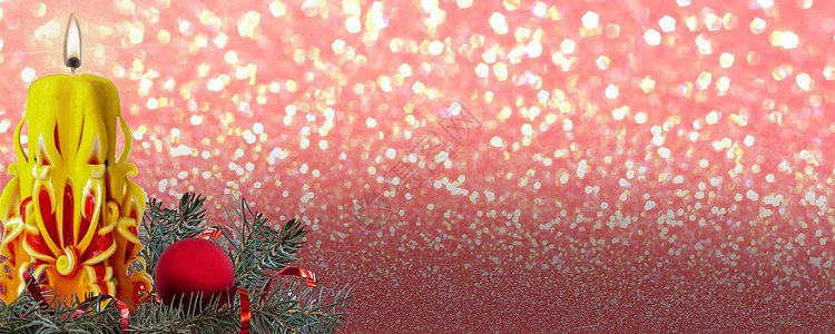 闪亮的金色背景上有明亮的黄色雕刻蜡烛 圣诞贺卡的背景 情人节 广告和商业背景 横幅的全景 圣诞节 新年 情人节 金的 心图片