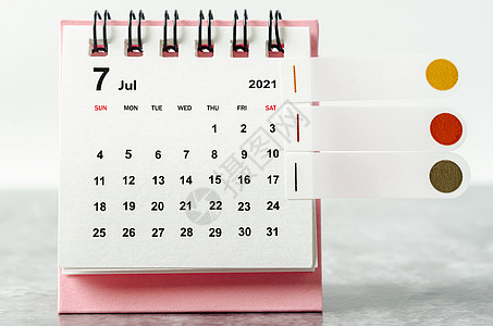 2021年7月的迷你日历上贴着粘贴纸条图片