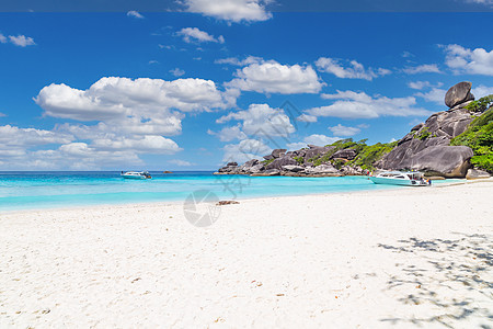 美丽的沙滩 波浪在斯米兰群岛的沙滩上撞击 泰国斯米兰国家公园美丽的热带海斯米兰岛 4 号 天空 普吉岛背景图片