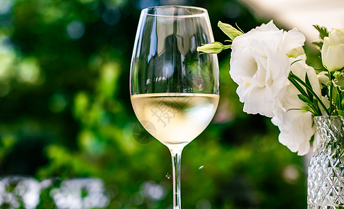 夏季花园露台豪华餐厅的白葡萄酒 葡萄园酒庄的品酒体验 美食之旅和度假旅行 欧洲 假期图片