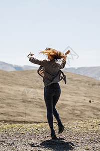 这就是生命! 休闲活动 跳舞 山脉 女士 阳光 畅快背景图片