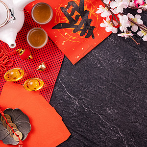 中国农历一月新年的设计理念-节日配饰 红包 红包 红包 顶视图 平躺 头顶上方 “春”字的意思是春天来了 钱 口袋图片