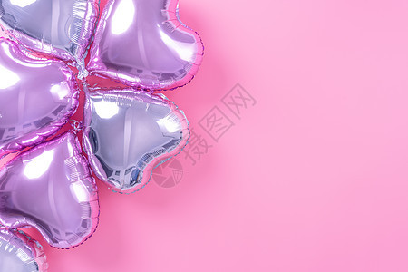 情人节最小设计概念 — 美丽的真心形箔气球隔离在淡粉色背景 顶视图 平躺 摄影上方 假期 生日图片