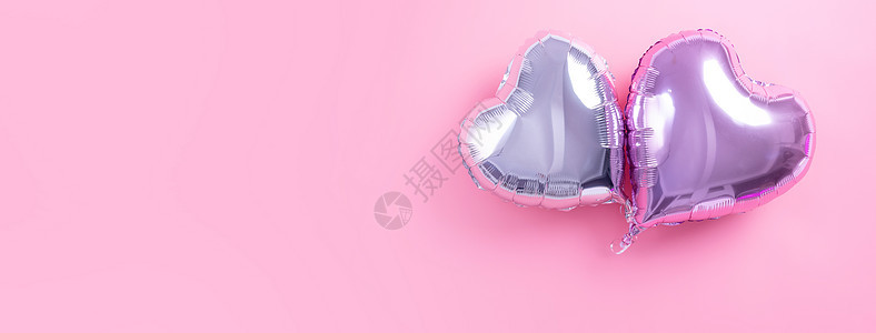 情人节最小设计概念 — 美丽的真心形箔气球隔离在淡粉色背景 顶视图 平躺 摄影上方 周年纪念日 派对图片