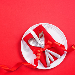 情人节日餐具设计构想 - 浪漫板盘菜在红背景上被隔绝 用于餐厅 庆祝节日宣传 顶级观景 平铺 覆盖 假期图片