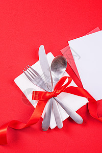 情人节日餐具设计构想 - 浪漫板盘菜在红背景上被隔绝 用于餐厅 庆祝节日宣传 顶级观景 平铺 心 爱图片