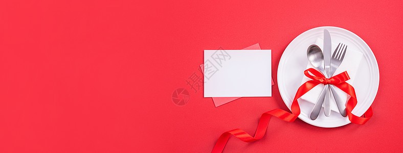 情人节日餐具设计构想 - 浪漫板盘菜在红背景上被隔绝 用于餐厅 庆祝节日宣传 顶级观景 平铺 刀 礼物图片