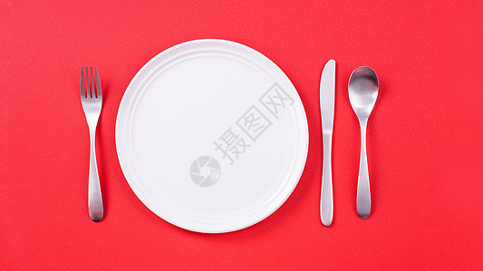 情人节日餐具设计构想 - 浪漫板盘菜在红背景上被隔绝 用于餐厅 庆祝节日宣传 顶级观景 平铺 餐巾 刀具图片