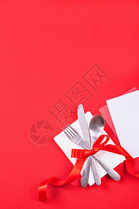 情人节日餐具设计构想 - 浪漫板盘菜在红背景上被隔绝 用于餐厅 庆祝节日宣传 顶级观景 平铺 桌子 天图片